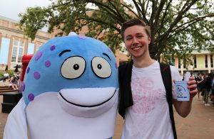 A student poses with Mr. Phish